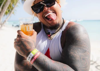 Yermín Mercedes smiling on a beach during vacation, the former MLB player known for his career with the Chicago White Sox.